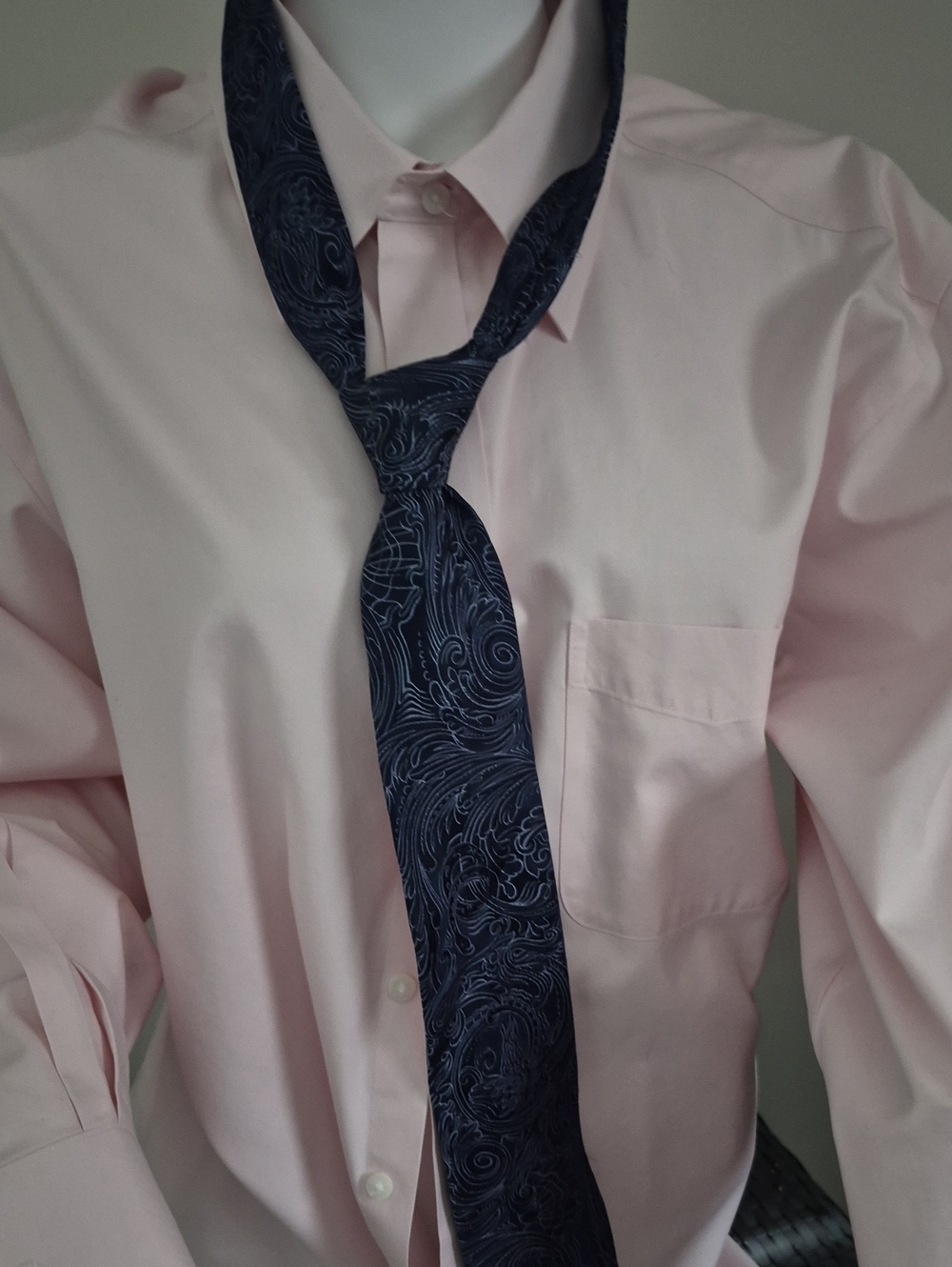 Claiborne Navy Swirl Pattern Tie. Pre TIED Double Windor 19inches